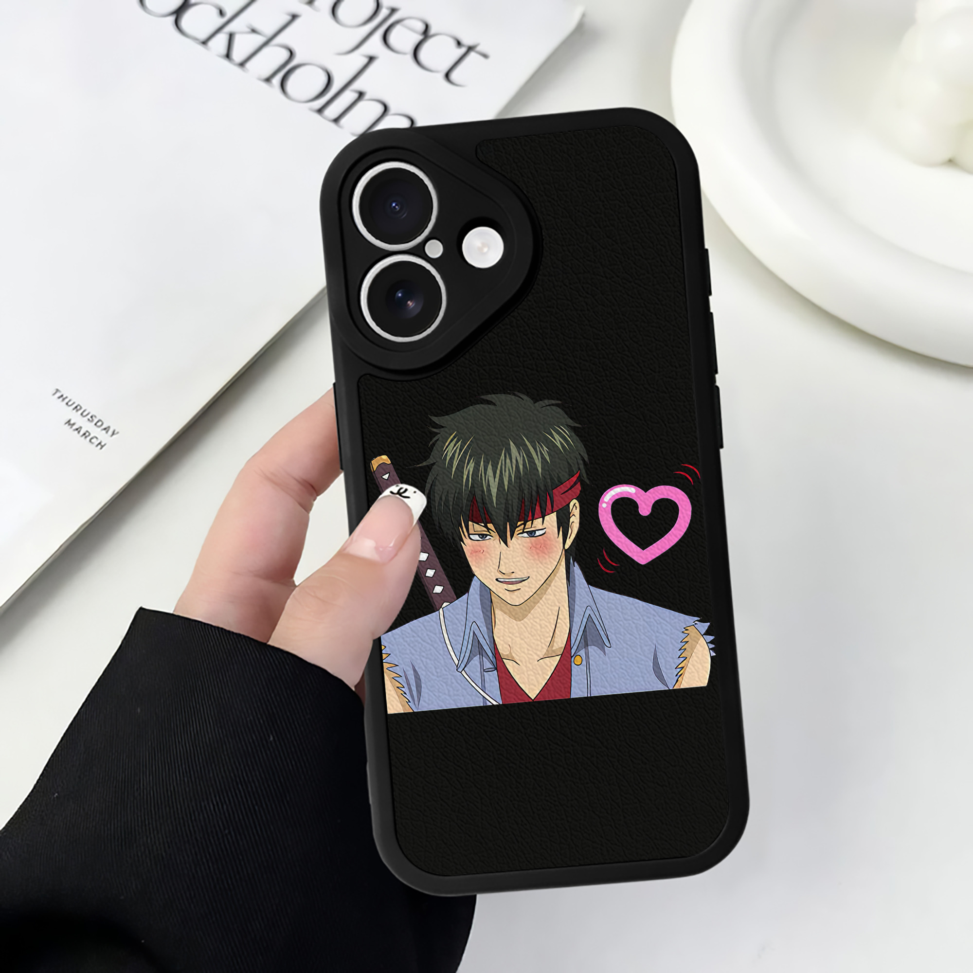 （画像用） ぎんたま 坂田銀時（さかたぎんとき） 神楽 志村新八（しむら しんぱち） GINTAMA Sakata Gintoki Kagura Shimura Shinpachi 【iPhone 16シリーズ対応】シリコンスマホケース（レザー調） 材質：シリコン